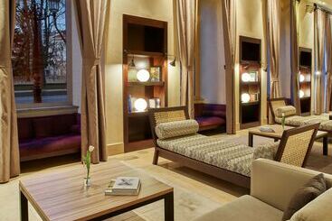 هتل NH Collection Palacio De Burgos