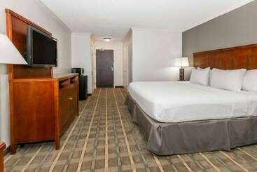 هتل Richmond Inn & Suites Trademark Collection By Wyndham