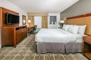 هتل Richmond Inn & Suites Trademark Collection By Wyndham