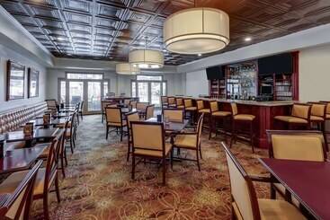 هتل Richmond Inn & Suites Trademark Collection By Wyndham