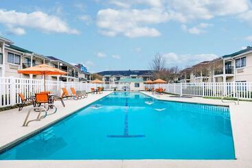 هتل Richmond Inn & Suites Trademark Collection By Wyndham