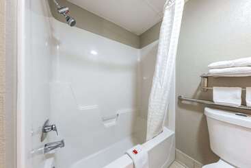 هتل Super 8 By Wyndham Kansas City Airport North