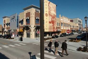 هتل Super 8 By Wyndham Kansas City Airport North