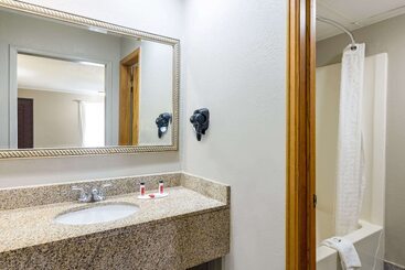 هتل Super 8 By Wyndham Kansas City Airport North