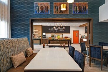 هتل Hampton Inn Midland South