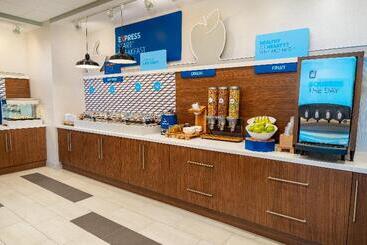 هتل Holiday Inn Express & Suites   Las Vegas   E Tropicana, An Ihg