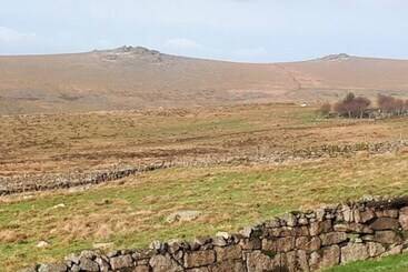 Dartmoor Barn On North Hessary Tor