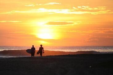 هتل East Surf Cabanas