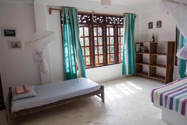 هتل East Surf Cabanas