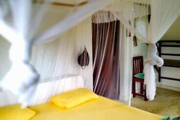 هتل East Surf Cabanas