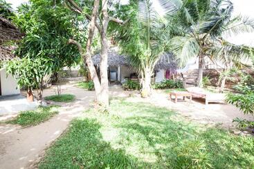 هتل East Surf Cabanas