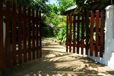 هتل East Surf Cabanas