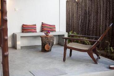 هتل East Surf Cabanas