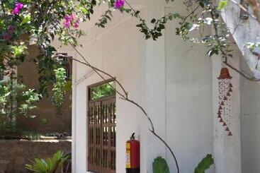 هتل East Surf Cabanas