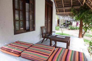 هتل East Surf Cabanas
