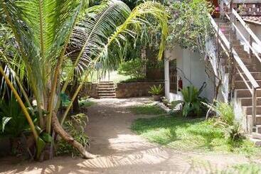 هتل East Surf Cabanas