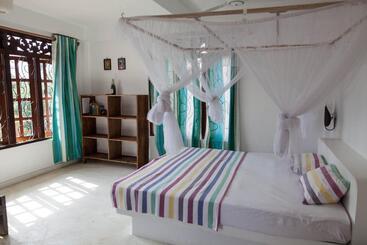 هتل East Surf Cabanas