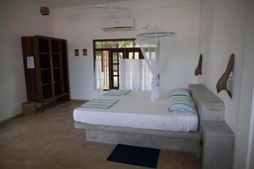هتل East Surf Cabanas