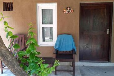 هتل East Surf Cabanas