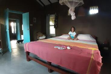 هتل East Surf Cabanas