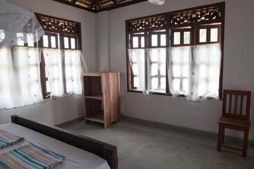 هتل East Surf Cabanas