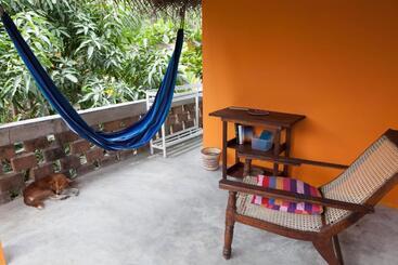 هتل East Surf Cabanas