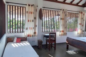 هتل East Surf Cabanas