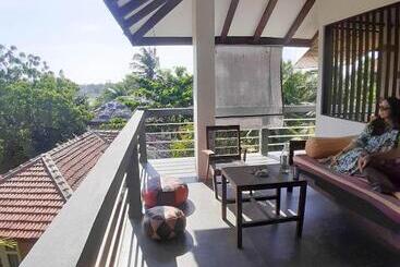 هتل East Surf Cabanas