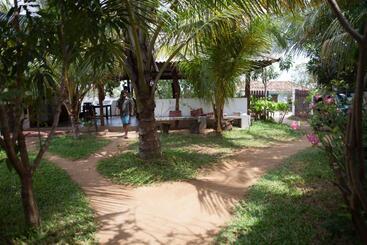هتل East Surf Cabanas