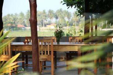 هتل East Surf Cabanas