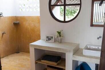 هتل East Surf Cabanas