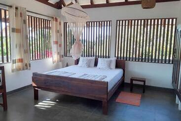 هتل East Surf Cabanas