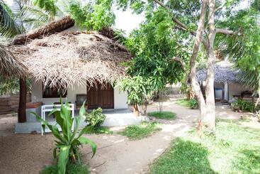 هتل East Surf Cabanas
