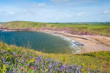 Manorbier Castle Inn Bay Room