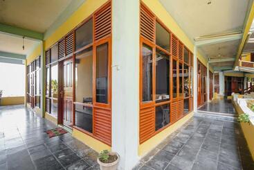 پانسیون Reddoorz @ Tuktuk Danau Toba