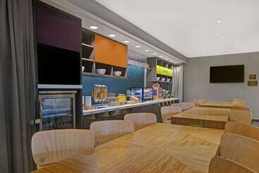 هتل Home2 Suites Asheville Airport