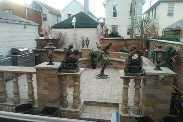 پانسیون East 42nd Mansion