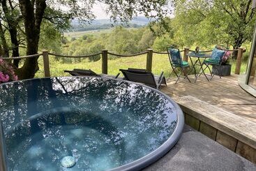 Luxury And Peaceful 1 Bed Roundhouse With Hot Tub