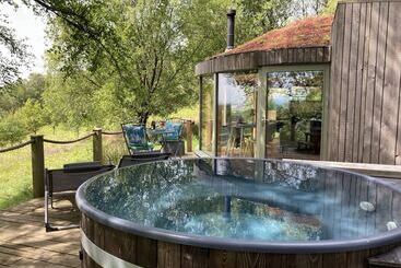 Luxury And Peaceful 1 Bed Roundhouse With Hot Tub