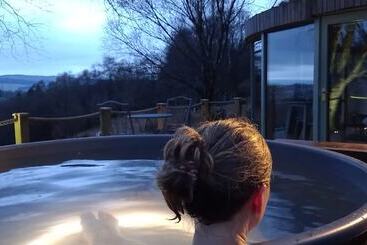 Luxury And Peaceful 1 Bed Roundhouse With Hot Tub