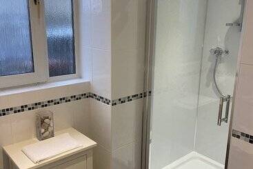 پانسیون Ivy Cottage Serviced Accommodation