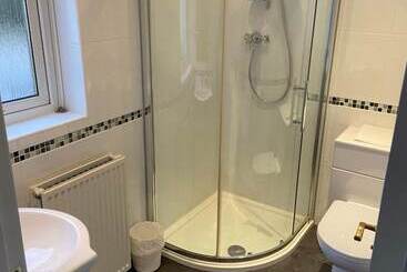 پانسیون Ivy Cottage Serviced Accommodation