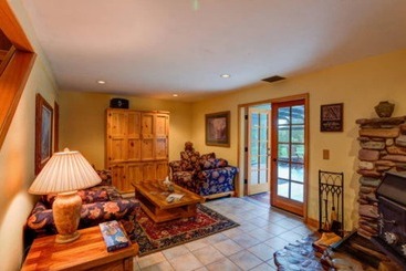 تختخواب و صبحانه Moss Mountain Inn