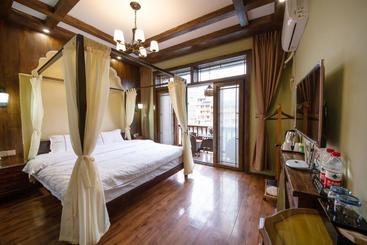 پانسیون Flower Time Inn