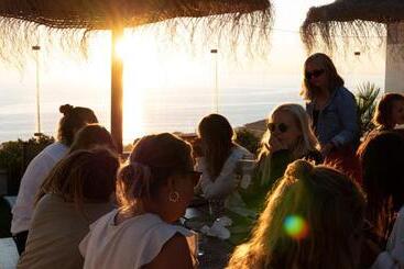 هاستل The Salty Pelican Yoga & Surf Retreat