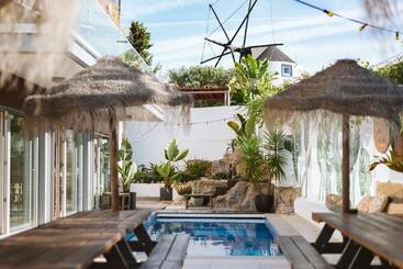 هاستل The Salty Pelican Yoga & Surf Retreat