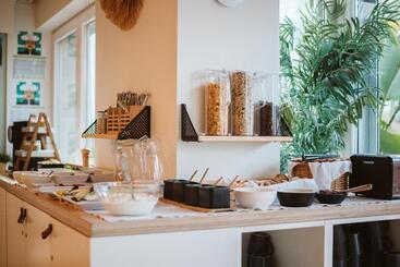 هاستل The Salty Pelican Yoga & Surf Retreat