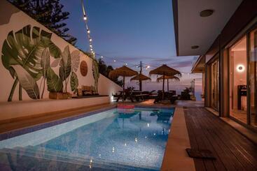 هاستل The Salty Pelican Yoga & Surf Retreat