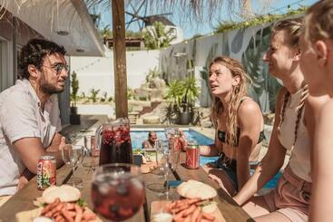هاستل The Salty Pelican Yoga & Surf Retreat