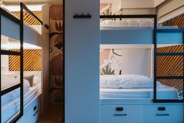 هاستل The Salty Pelican Yoga & Surf Retreat